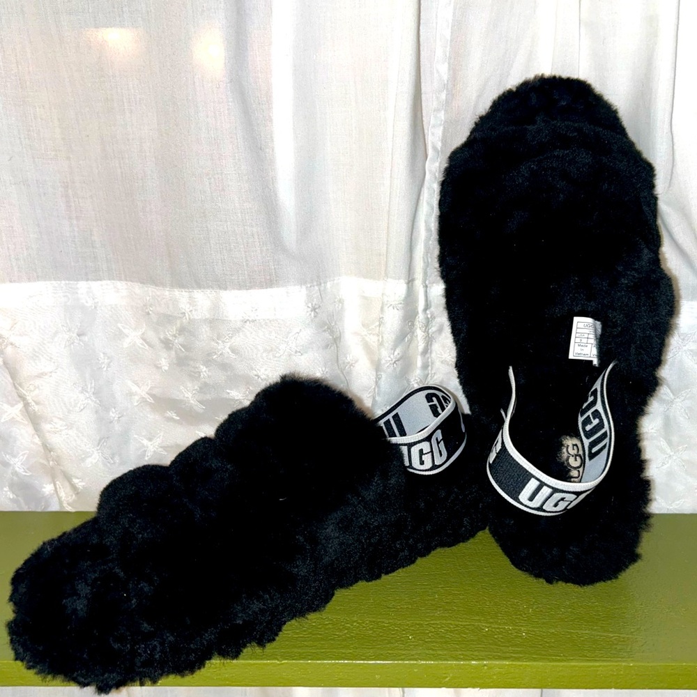 UGGS- Fluff Yeah Slides. Size 40 EU, US 9